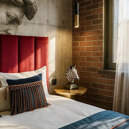 Qult - Modigliani Bucharest